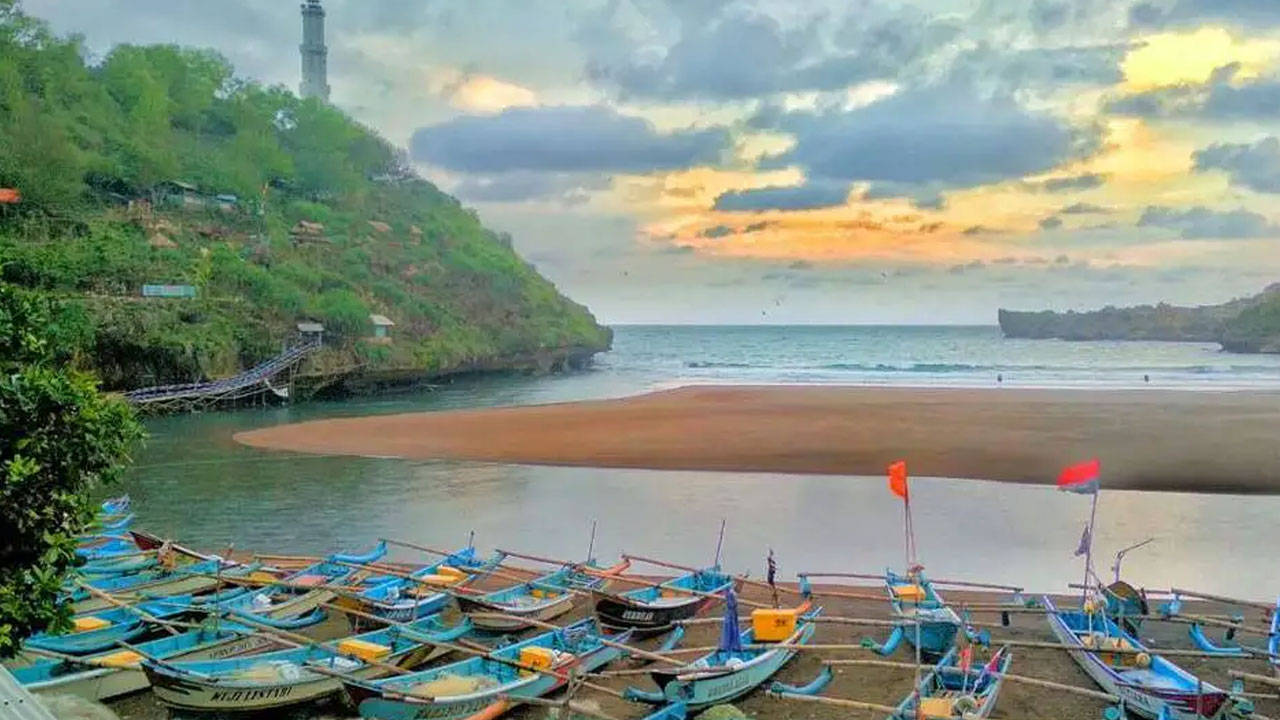 Keindahan Wisata Pantai Baron, Pesona Alam yang Memikat