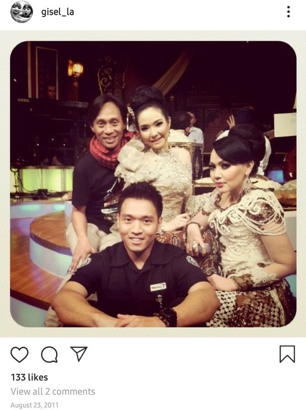 Foto lawas Gisel saat berpose dengan Nobu dan kru di program televisi swasta.