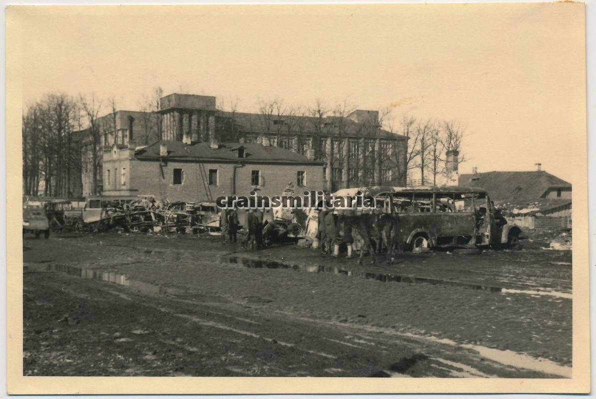 Orig. Foto zerstörte Bus Wagenpark nach Luftangr
