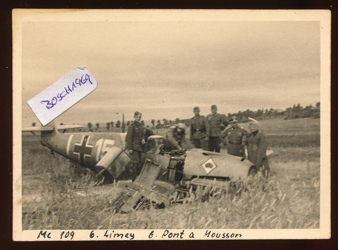 Foto abgesch. Flugzeug Me 109 bei Pont-à-Mousson Frankreich Staffelabzeichen