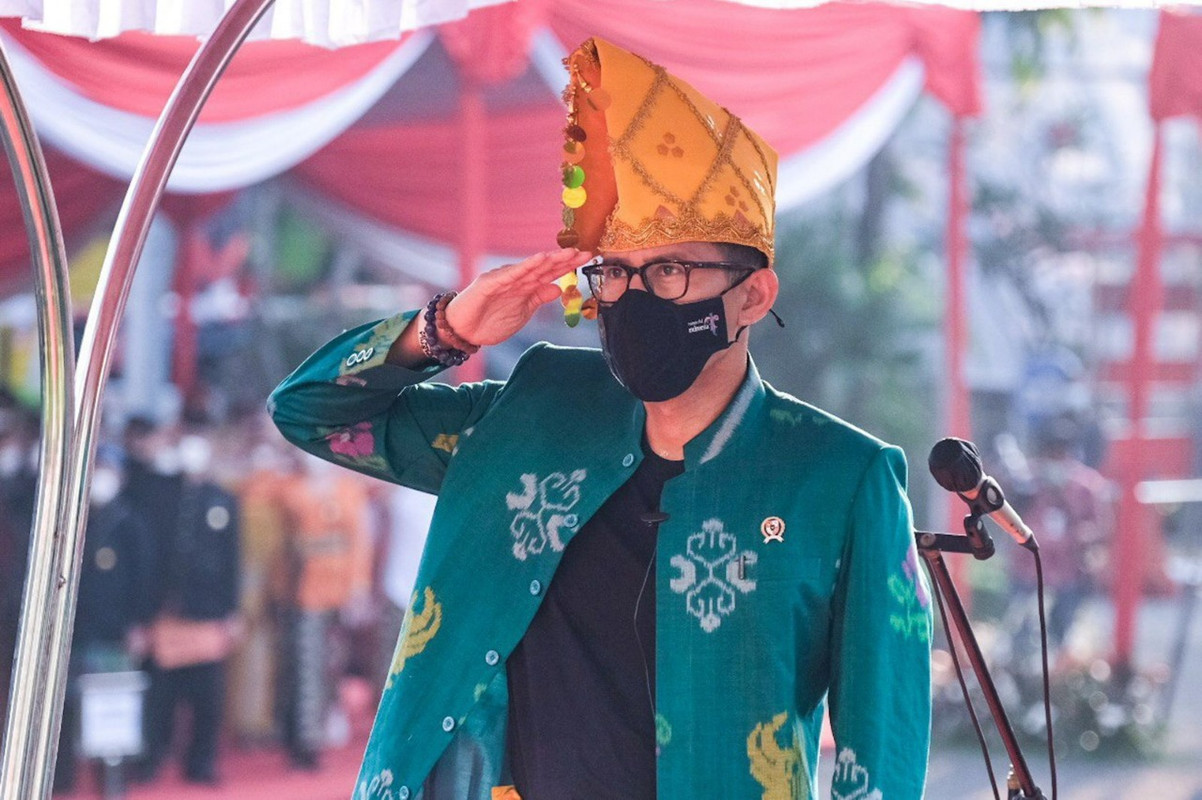 Sandiaga Uno kenakan baju adat Suku Kaili, Palu, Sualwesi Tengah saat upacara perayaan HUT RI ke-77.