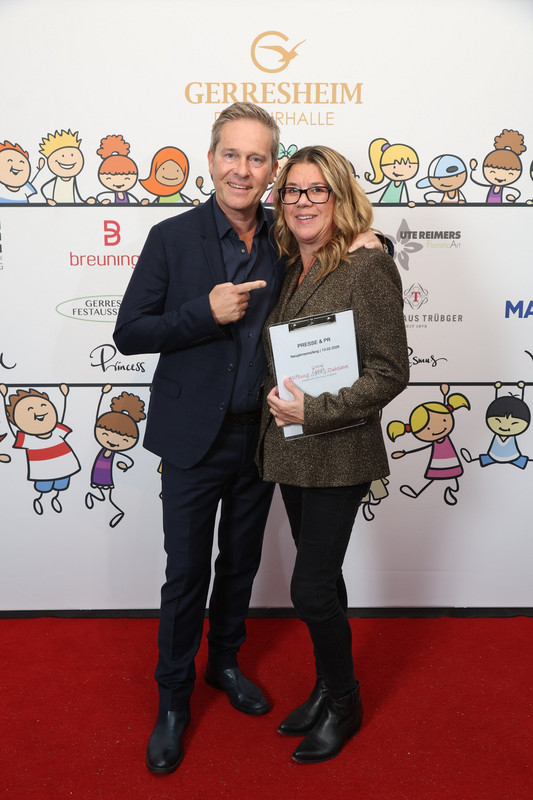 web SKj Neujahrsempfang Moderator Hinnerk Baumgarten mit PR Frau Claudia Schulz