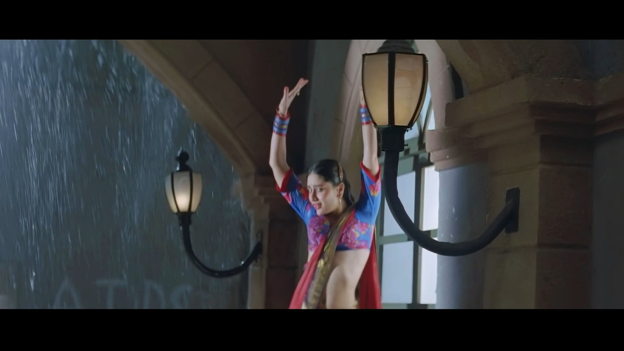 [Image: Kareena-Kapoor-Khan-Hot-Song-From-Chamel...-14-31.jpg]