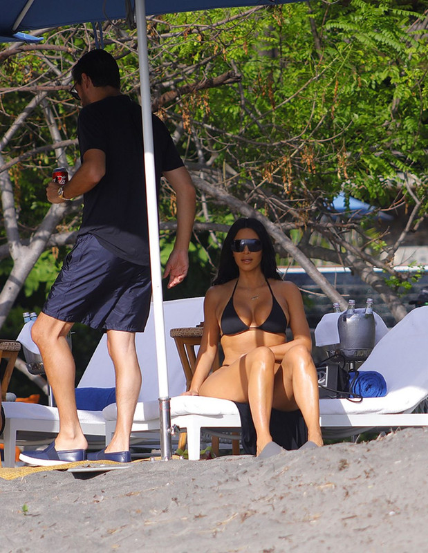 Kim-Kardashian-Kourtney-Kardash-UpskirtStars.Com(2)