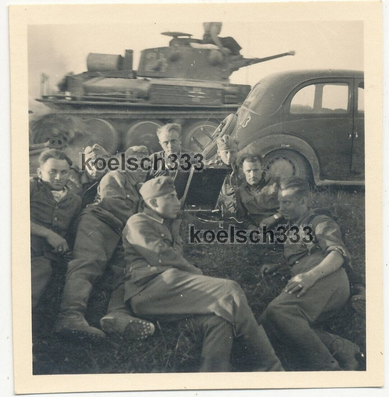 Foto Soldaten der Wehrmacht mit Plattenspieler vor Panzer 38(t) an der Ostfront