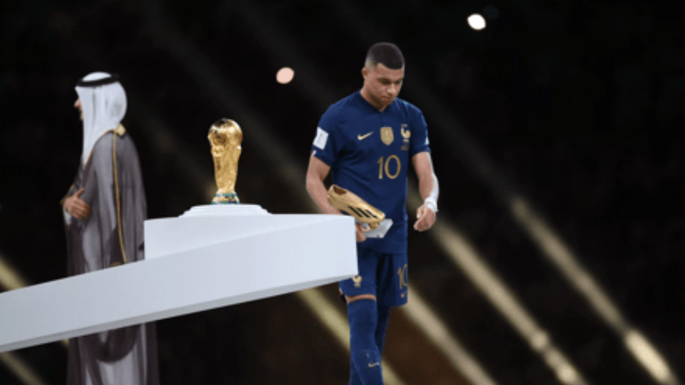 Kylian Mbappé se lleva la Bota de Oro al goleador de Qatar 2022; 'Dibu' Martínez, el Guante de Oro