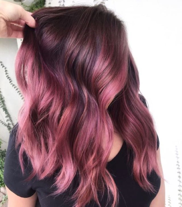 devojka sa pastelno ljubičasto-bordo kosom