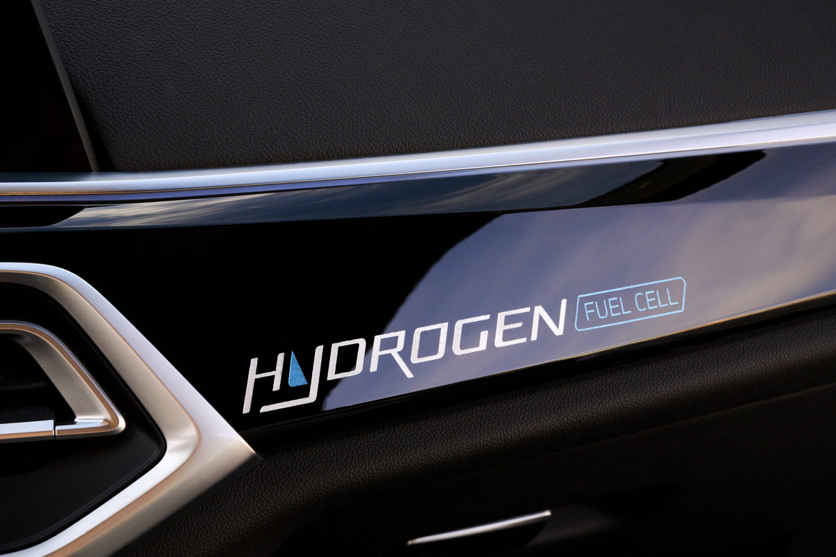 P90494453_highRes_bmw-ix5-hydrogen-on-