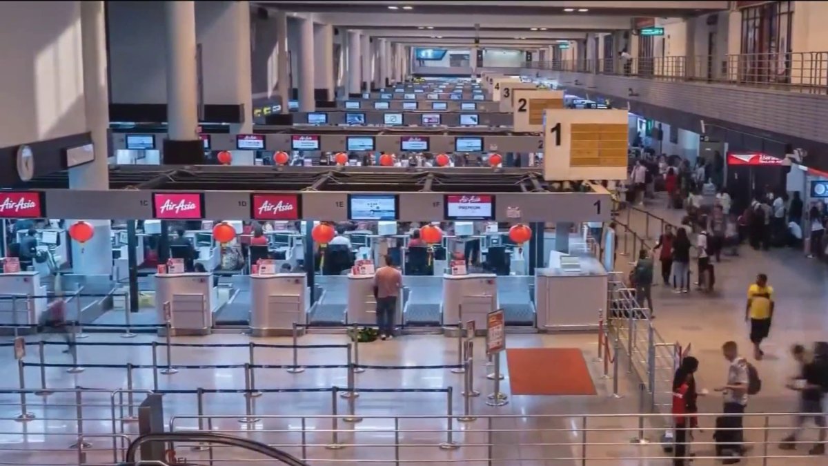 Policía es agredido y apunta a la multitud en el aeropuerto de Miami