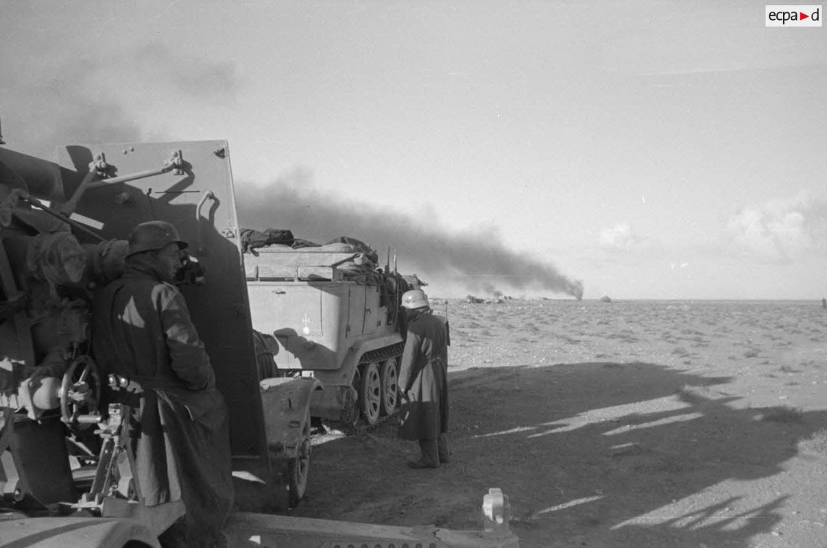 Un semi-chenillé Sd.kfz.7 tractant une pièce de 8,8 cm FlaK 37 (4)