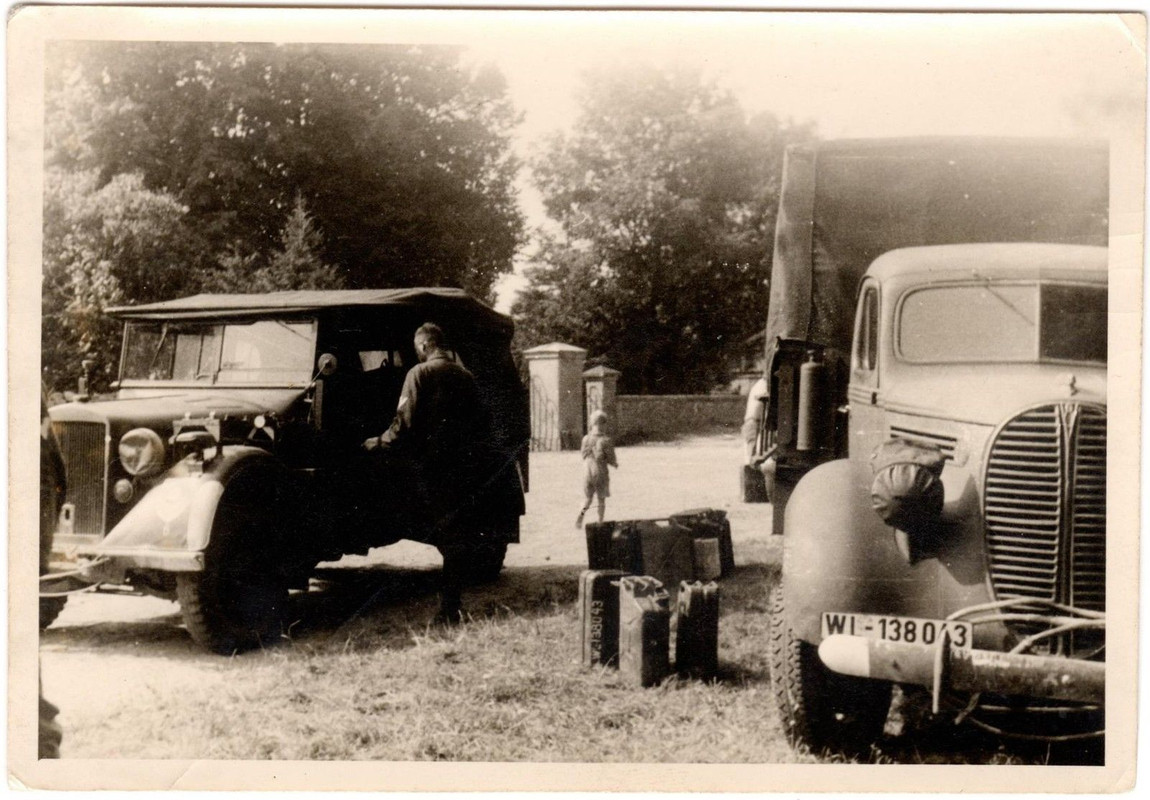 Fallschirmjäger, Kübelwagen u LKW FORD Betankung