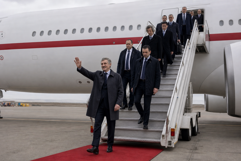 Le Président fédéral Simeon Belagri lors de son arrivée au Navasota, avec la délégation westalienne, notamment composée du Ministre fédéral aux affaires étrangères, Henry Takajiwa.