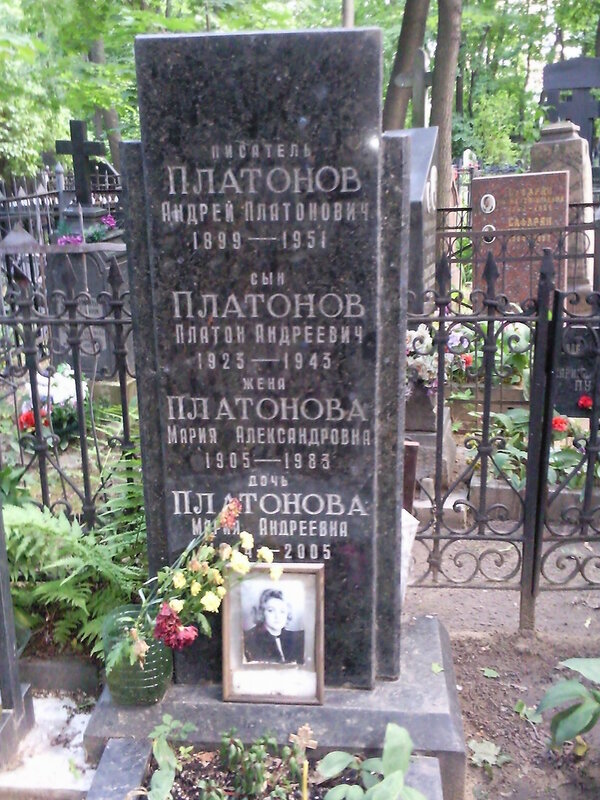 03-Andrei-Platonov-s-grave-Moscow-Armenian-cemetery