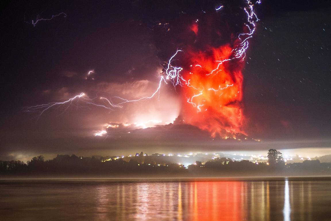 Captan un rayo volcánico sobre el cono principal del Volcán La Palma