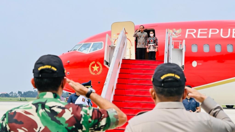 Presiden Jokowi dan Ibu Iriana saat bertolak ke NTT dari Pangkalan TNI AU Halim Perdanakusuma, Jakarta, Minggu (7/5/2023).