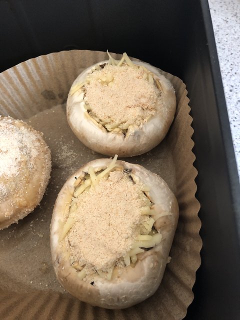 Шампиньоны фаршированные кабачками и яйцом