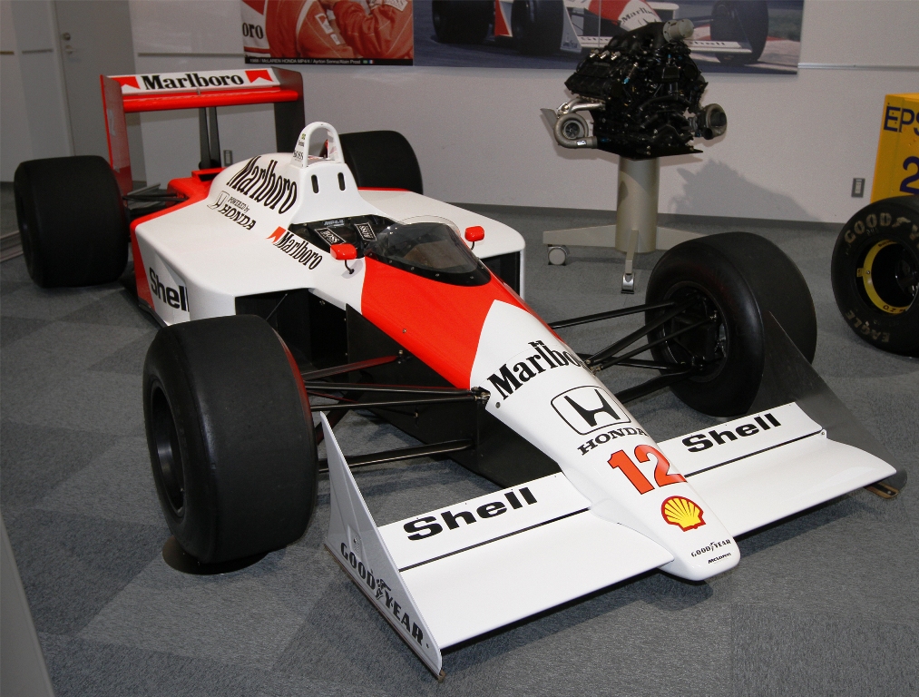 McLaren_MP4-4_front-right_Honda_Collection_Hall1