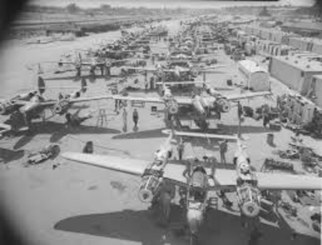 La producción del P-38 en Burbank, California, se ensamblaban fuera, junto a la fábrica debido a la falta de espacio en la planta, el buen clima y ninguna advertencia de defensa aérea