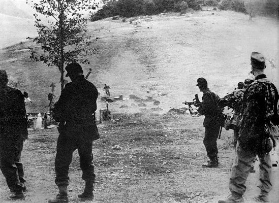 Tropas alpinistas de la 7ª División SS de Montaña Prinz Eugen en pleno ataque disparando contra los yugoslavos en plena huida