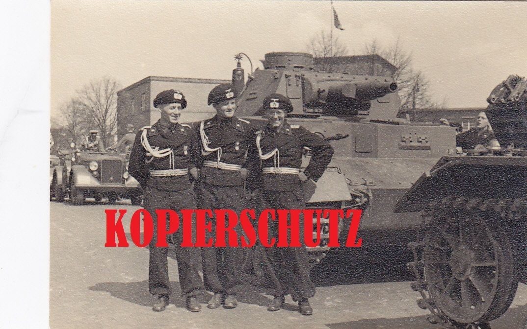 Panzer-Soldaten Offiziere Parade vor Führungs-Pa