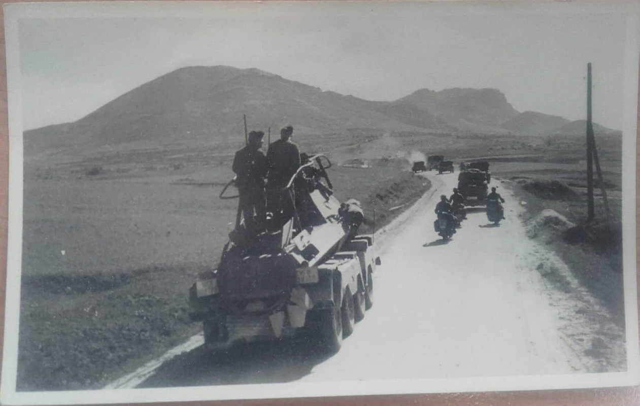 Foto Vormarsch schwerer Panzerspähwagen 8-Rad WH