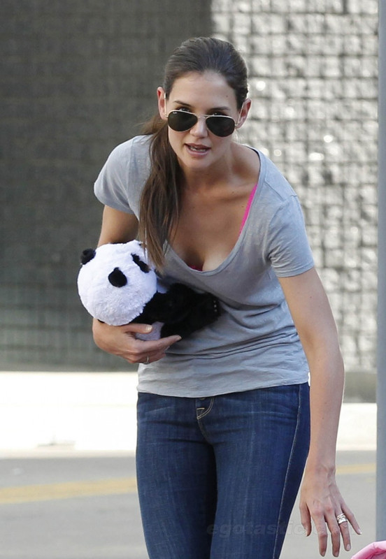 katie-holmes-walks-through-LA-04-830x1203