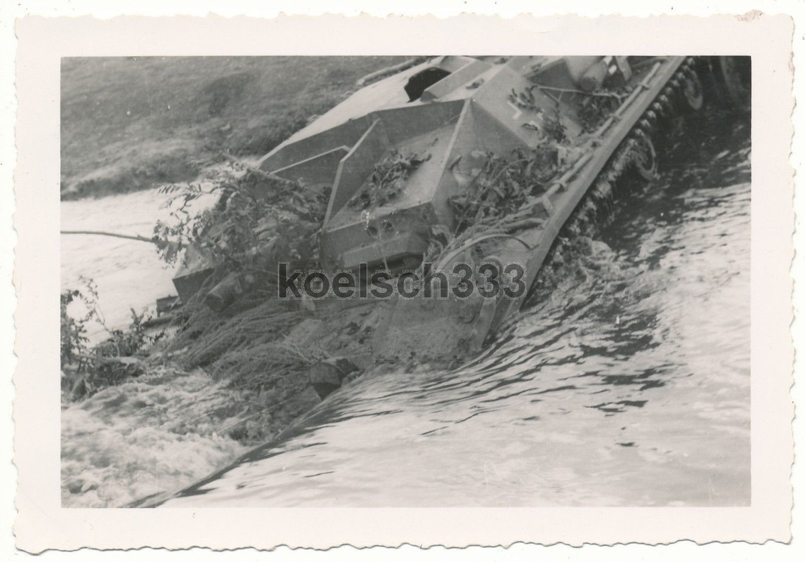 Foto Sturmgeschütz Panzer durchquert einen Fluss