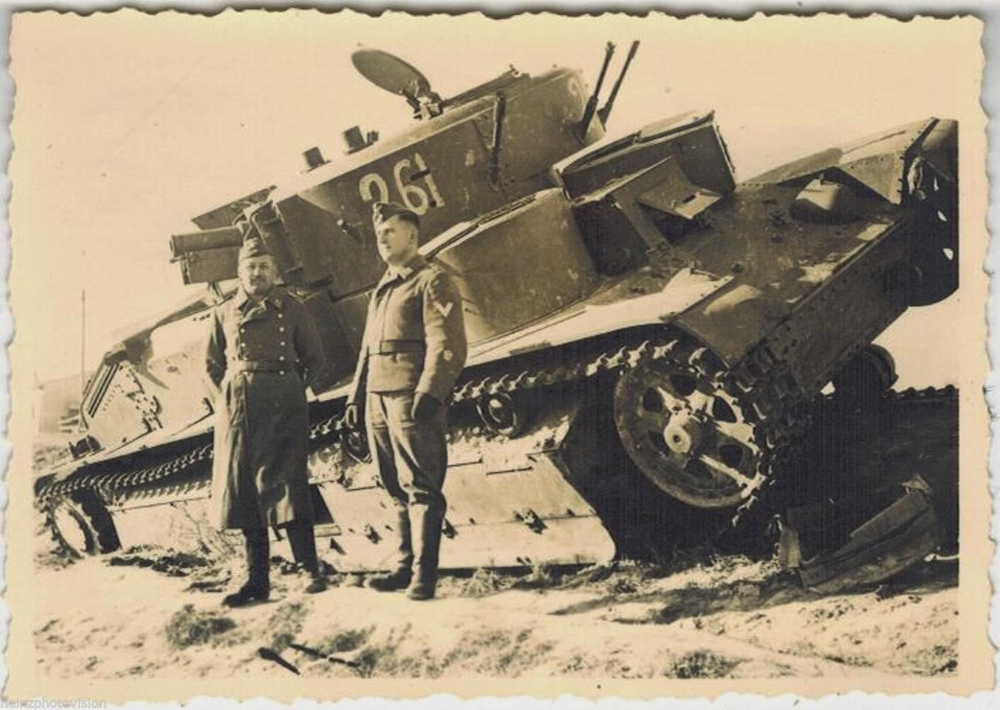 Soldaten der WH.mit zerstörten Panzer