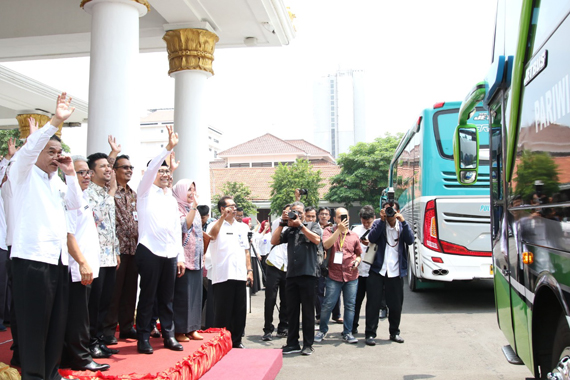 Pemprov Jatim Berangkatkan 100 KK Transmigran ke Bulungan Kaltara