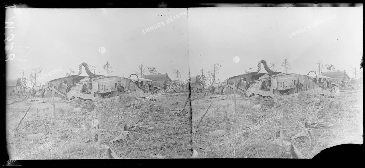 Tahure, Marne, tank allemand détruit par l'artillerie française. [légende d'origine] (1)