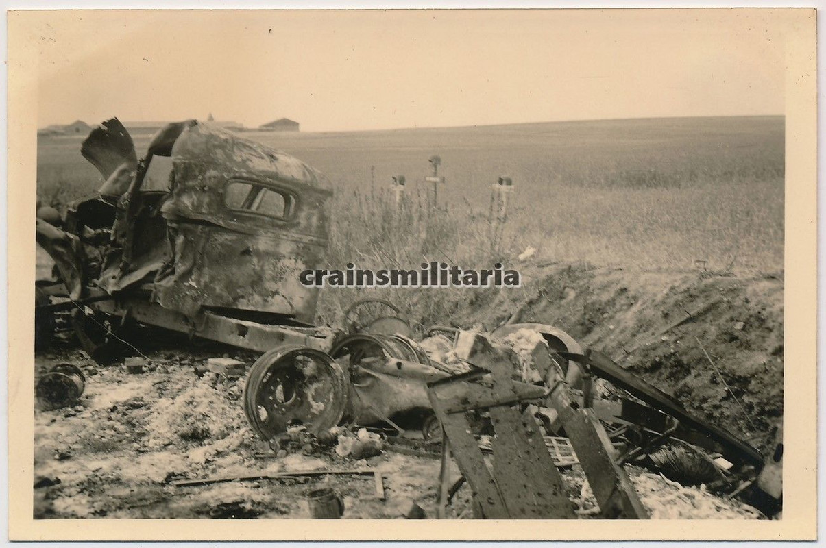 Orig. Foto zerstörte deutsche Lkw b. Grab Soldat