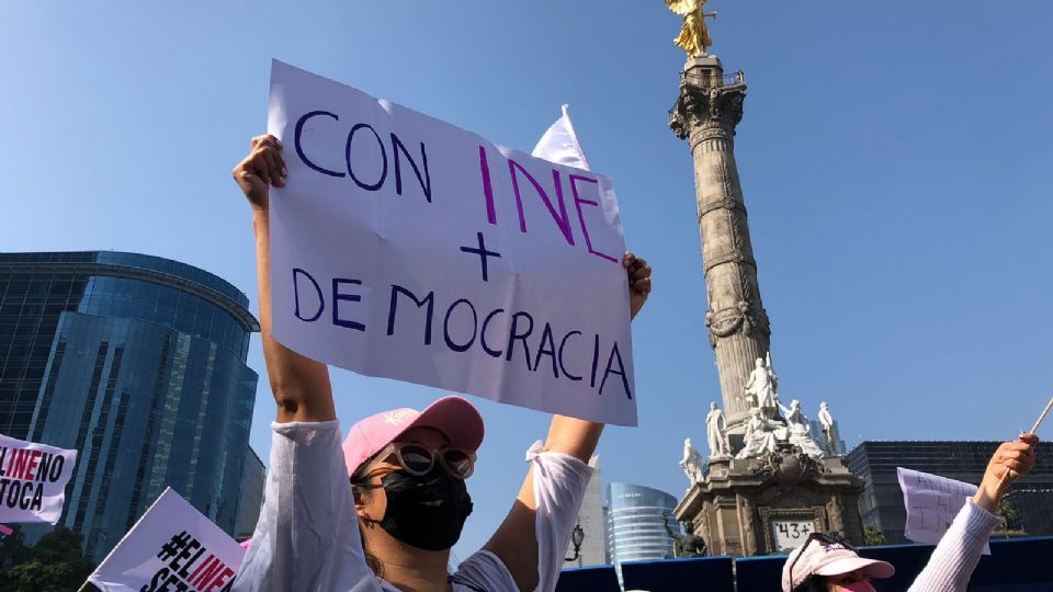 Tunden en redes a manifestante; aseguró la marcha del INE fue para defender 