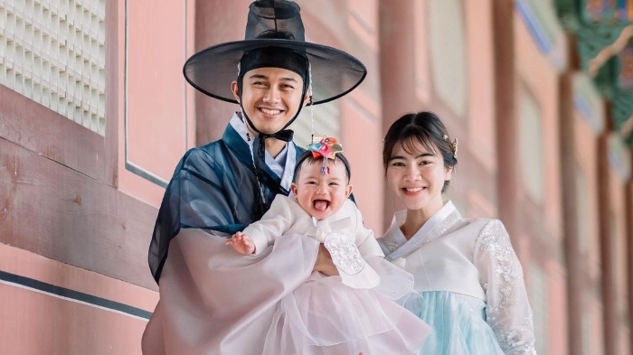 Momen bahagia keluarga kecil Felicya Angelista dan Caesar Hito saat menikmati liburan ke Korea Selatan.