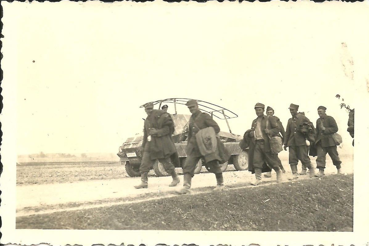 Foto 8 Rad Panzerspäh Pz AA8  Poln Gefangene Käm