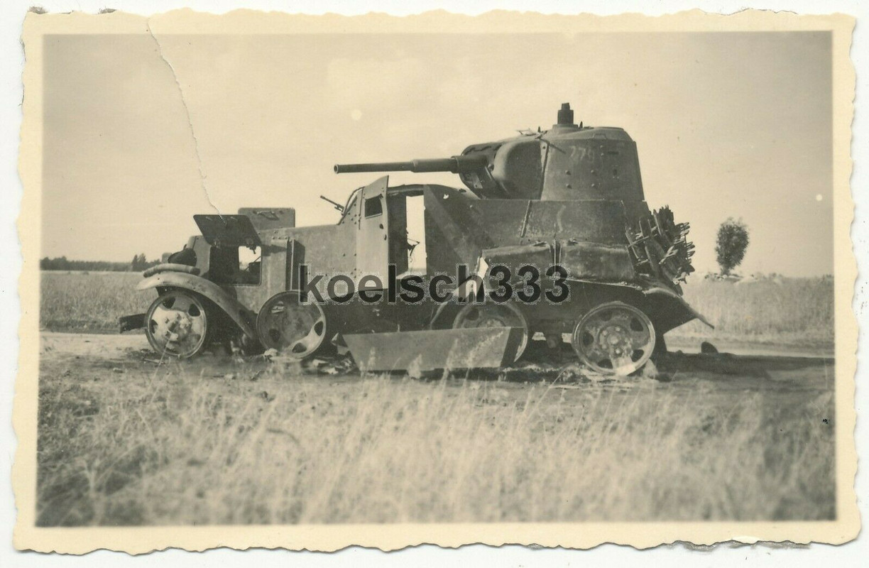 Foto zerstörter russischer BA-10 Panzerwagen am Straßenrand in Estland 1941