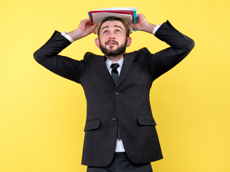 Pessoa preocupada tentando vender carro