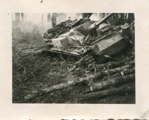 Foto WW II Sturmgeschütz Panzer Tank im Schlamm