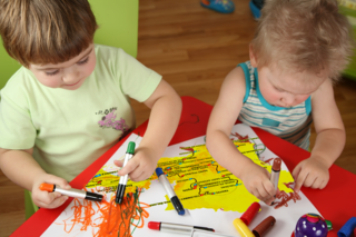 Enfants qui dessinent le tracé du Tour de France 2024