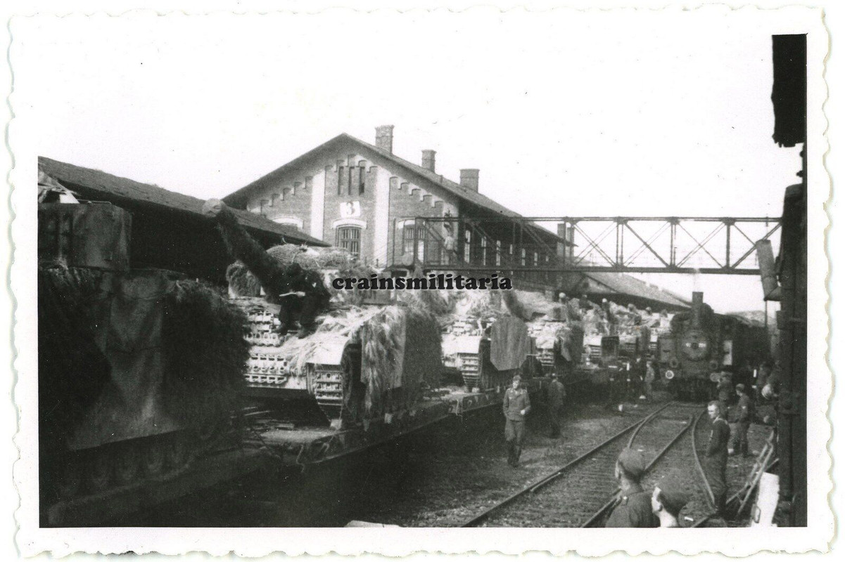 Orig. Foto Panzer IV Tank Seitenschürzen Tarn Camo am Bahnhof in Frankreich 1944
