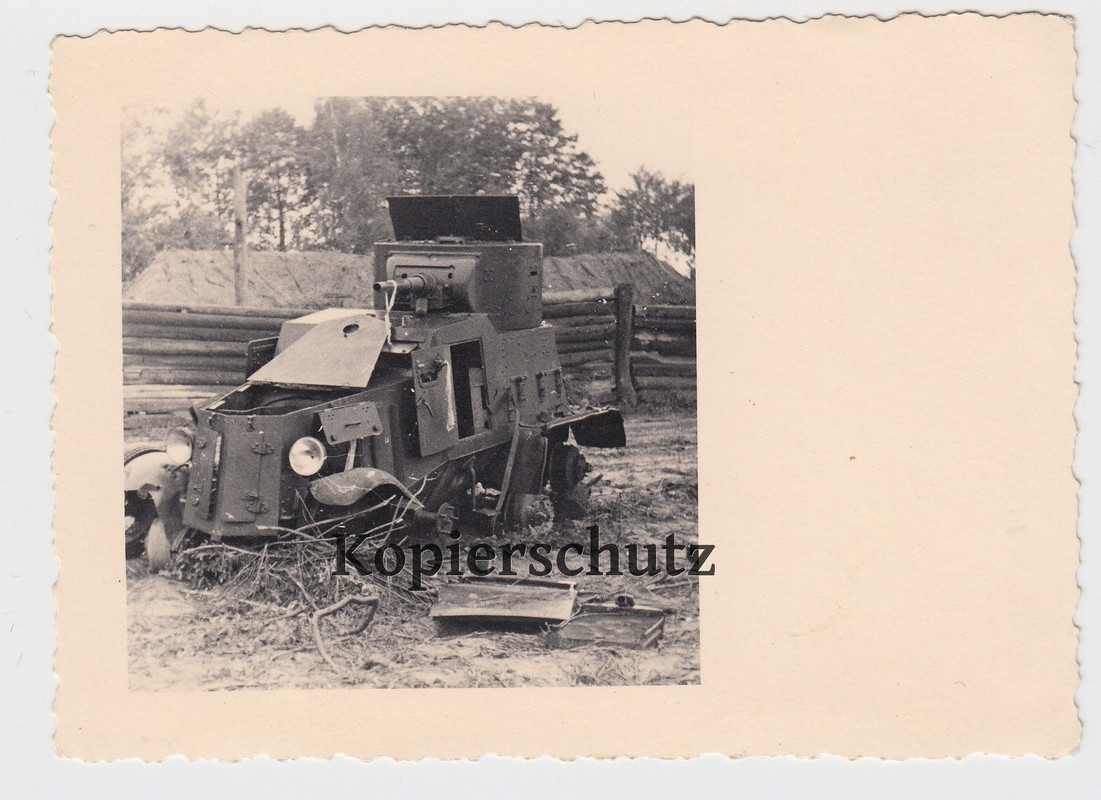 Foto 2. Wk zerstörter russischer Panzerwagen Spä
