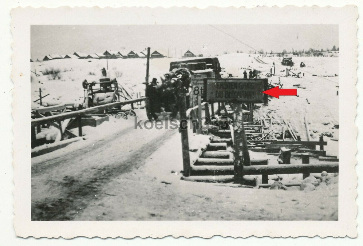 Foto Artillerie auf Kriegsbrücke mit Schild ERSTER GANG DU BLÖDM