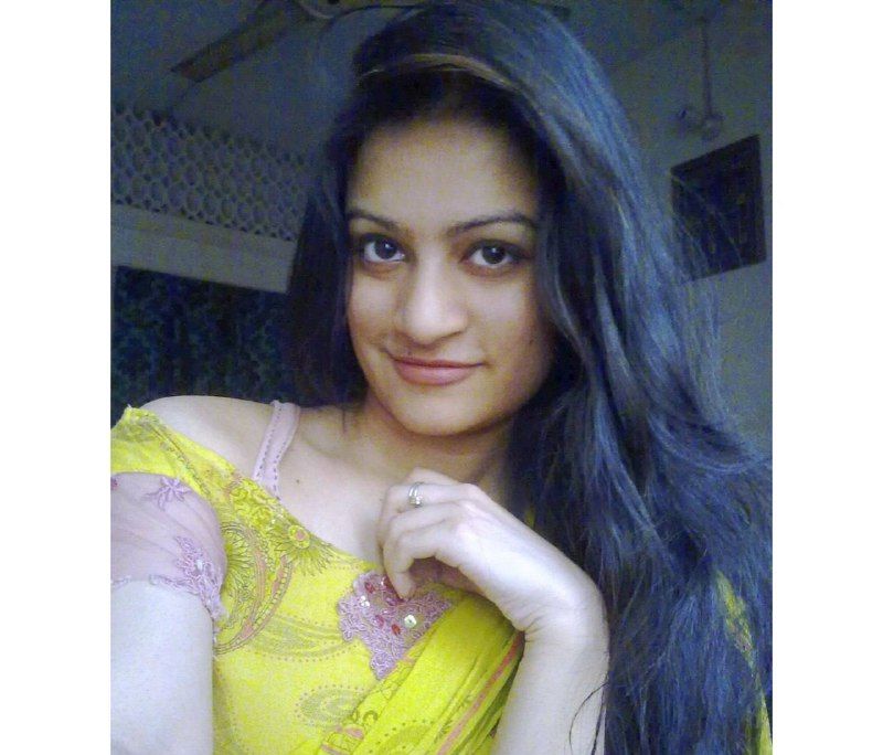 Desi girl showing her boob and pressing nude video Latest