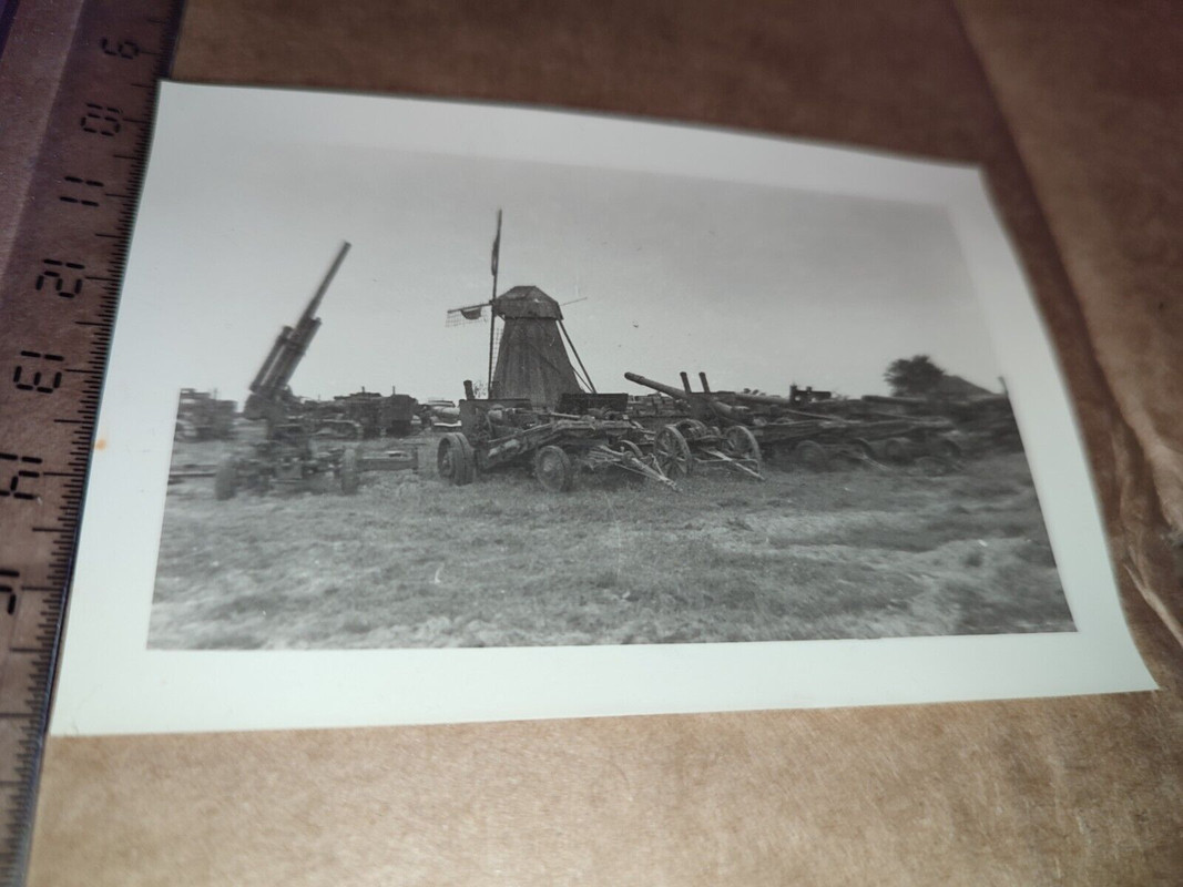 Deutsche Geschütze Vor Windmühle.