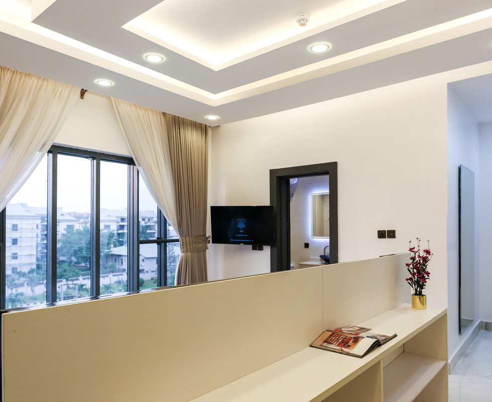 Modern Single Layered False Ceiling Design With Profile And Recessed Lighting