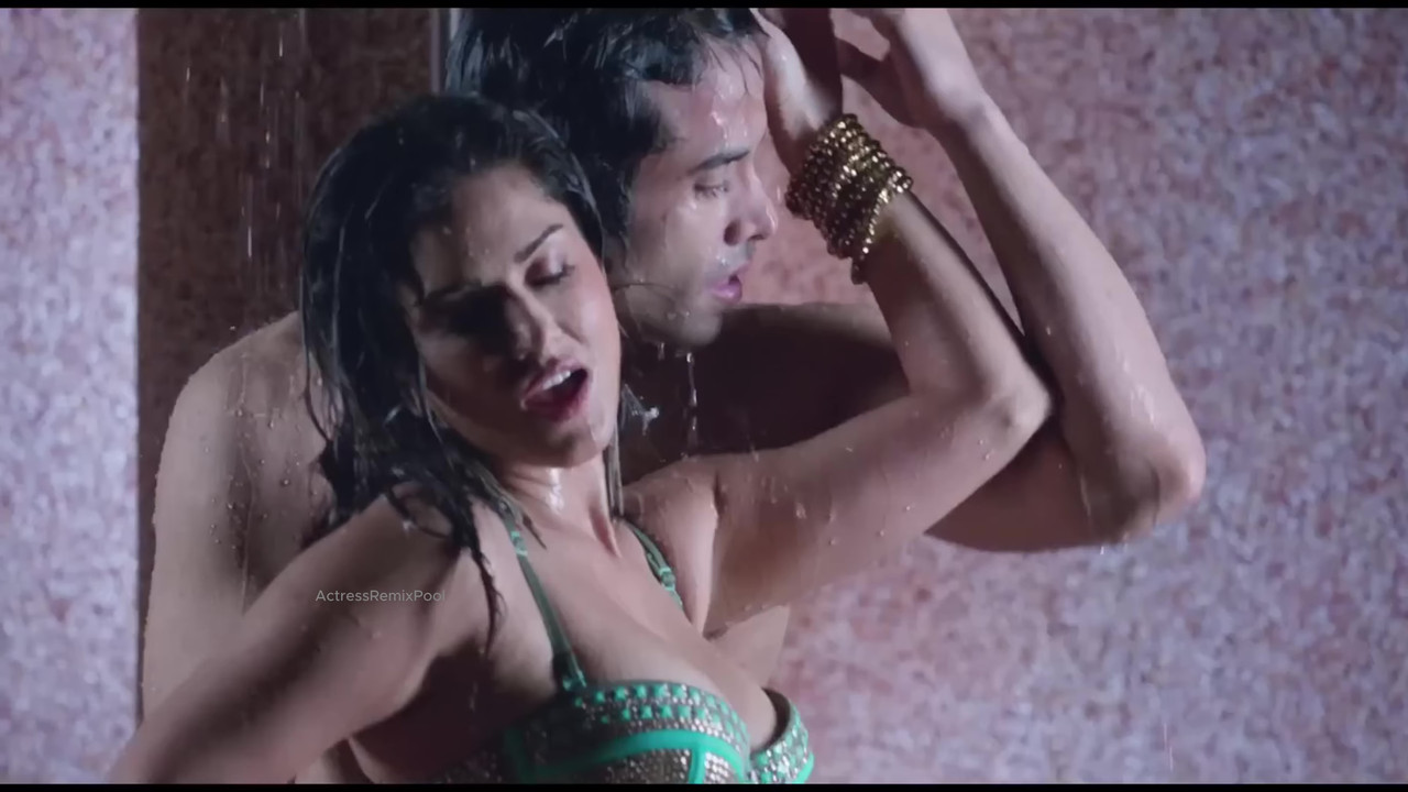 Sunny Leone bra show