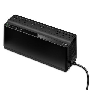 UPS APC Back-UPS 850VA con su diseño de regleta y puertos USB frontales.