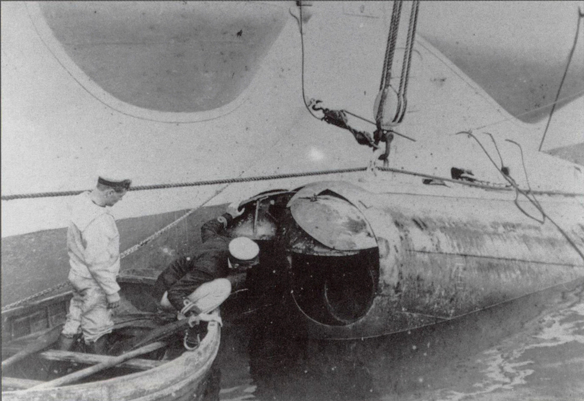 HMS A.12 осмотр торпедного аппарата