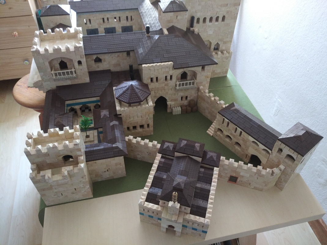 Adosada al palacio (5)