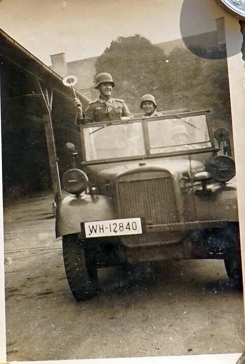 Foto Balkan Soldaten d Wehrmacht an einem Kübelwagen PKW mit Kfz Kennzeichen WH