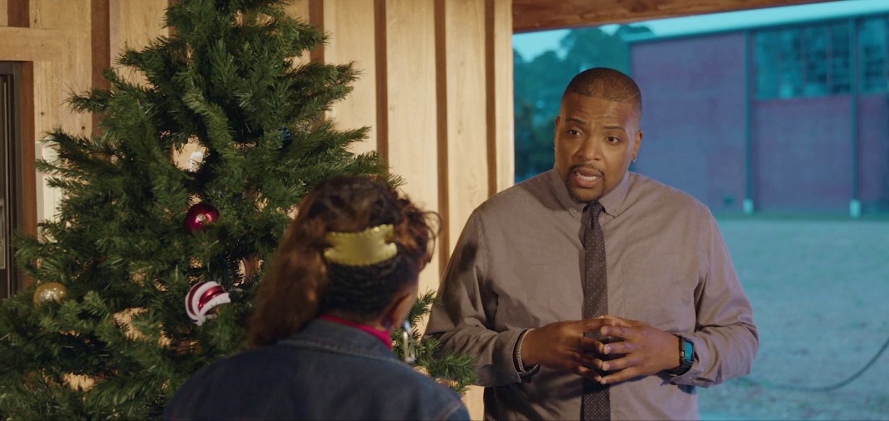 The-Christmas-Spirit-2023-720p-WEBRip-x264-AAC-mp4-0003